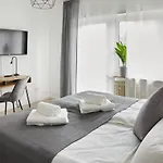 Ajko Homes - Design - Parkplatz - Balkon - Netflix - 6 Pers Apartman *