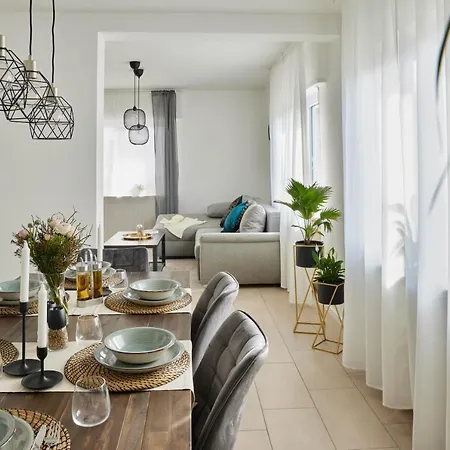 Ajko Homes - Design - Parkplatz - Balkon - Netflix - 6 Pers Appartement